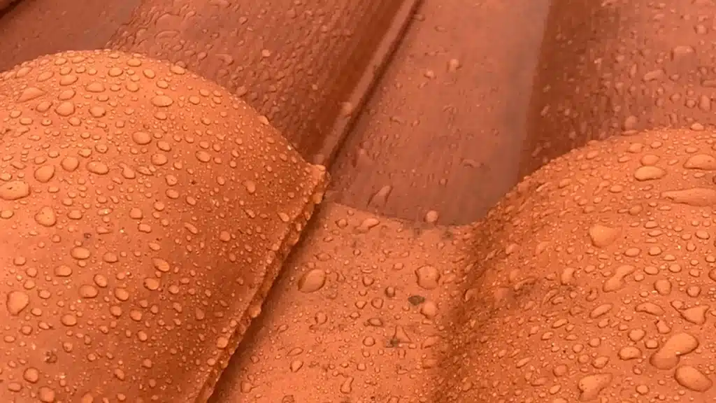 Tuiles en terre cuite après traitement hydrofuge