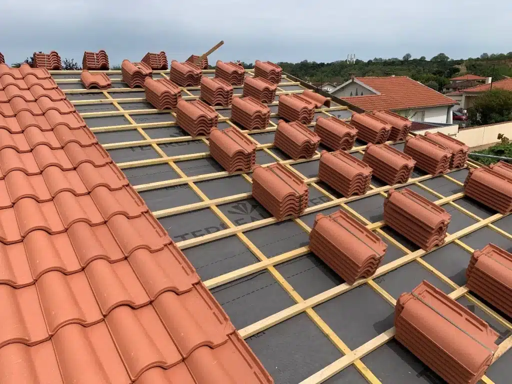 Les étapes d'une rénovation de toiture : Pose des tuiles