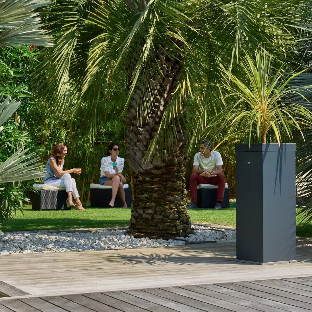 piège à moustique installé dans un jardin