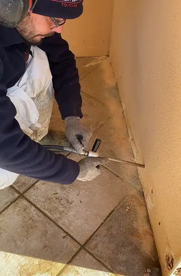 Injection de résine hydrofuge par canne à la base d'un mur extérieur pour stopper les remontées capillaires