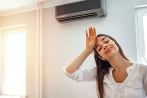 Femme heureuse chez elle grâce à une climatisation réversible. Climatisation réversible air intérieur